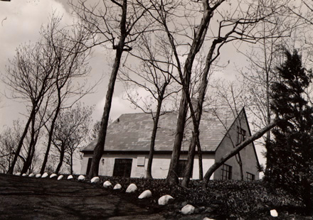 Approaching transmitter building from driveway